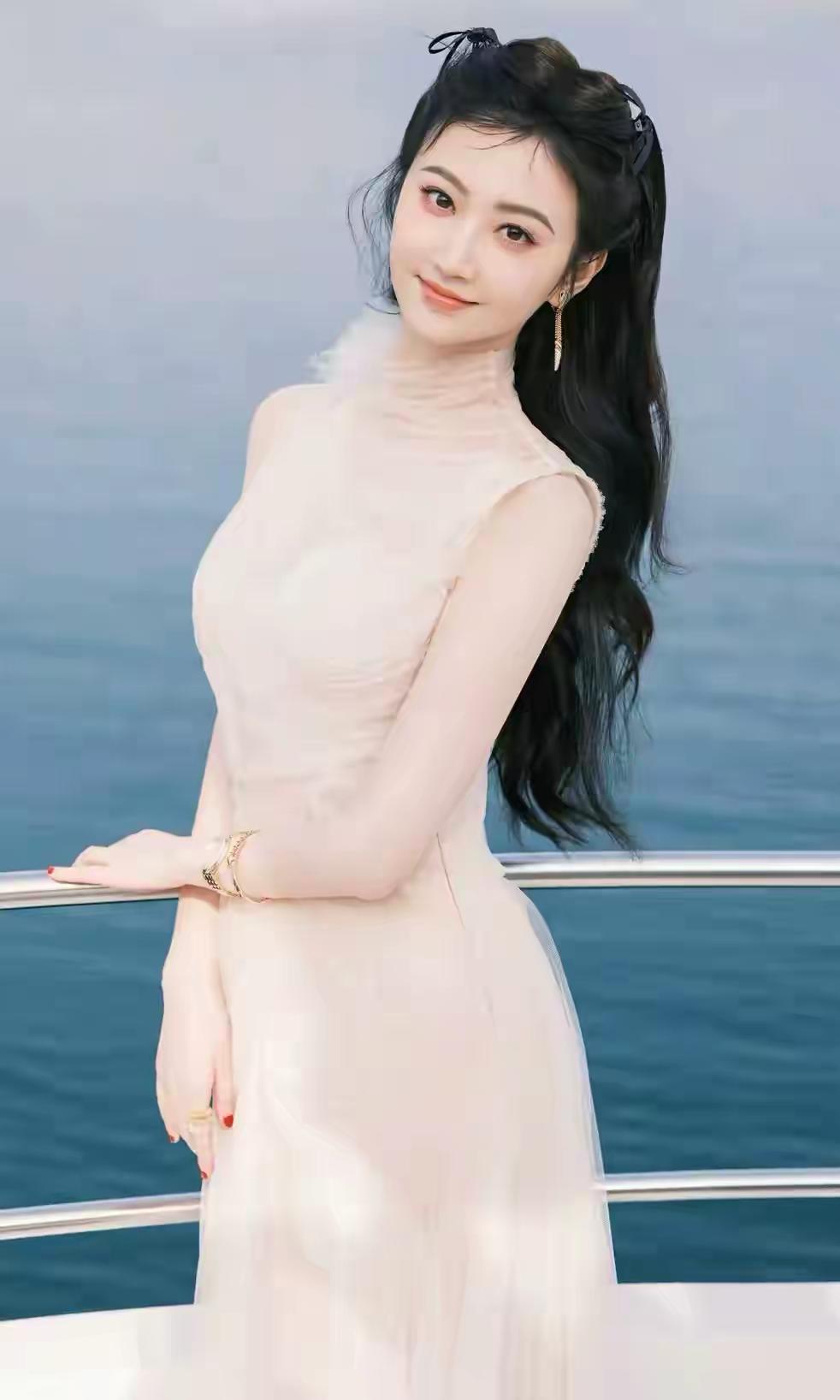 优雅海风中，白裙飘飘，宛如仙子降临。想要一个化妆玩具来练习化妆吗?温柔白裙少女