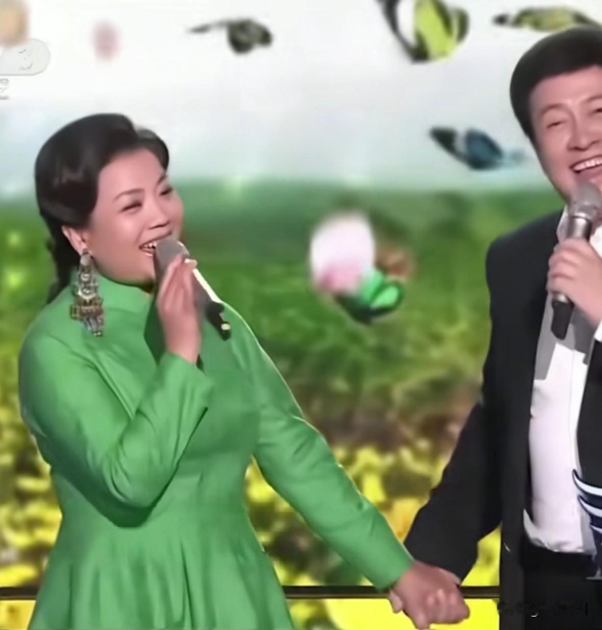 张也、吕继宏,两人牵手互动亲密,肢体语言体现出了深厚情谊。演唱了半辈子的情侣歌曲