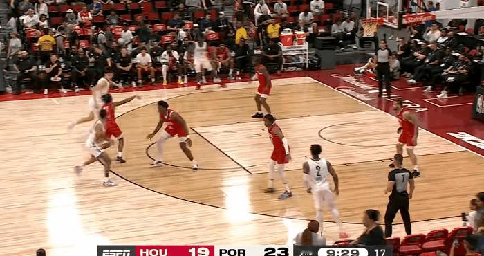 人逢喜事精神爽！小杨这一攻一防，看的真过瘾！NBA夏季联赛开拓者对阵火箭第