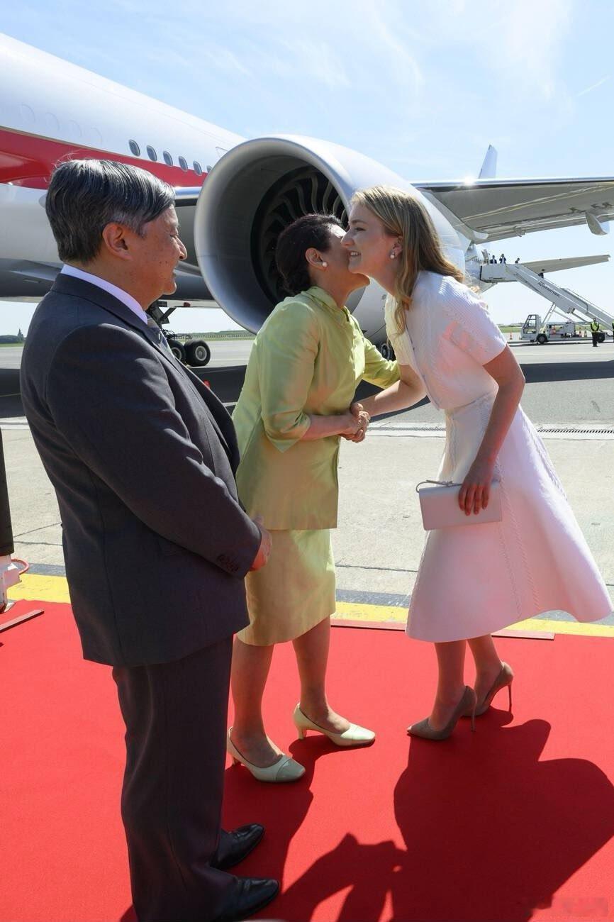 比利时王室🇧🇪6月20日，伊丽莎白女王储在梅尔斯布鲁克空军基地欢迎来比利时