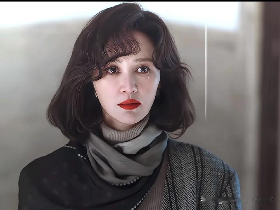 剧中八十年代的衣服真的好时髦，就说剧里张歆艺这身行头，穿起来可有气质，版型大气又