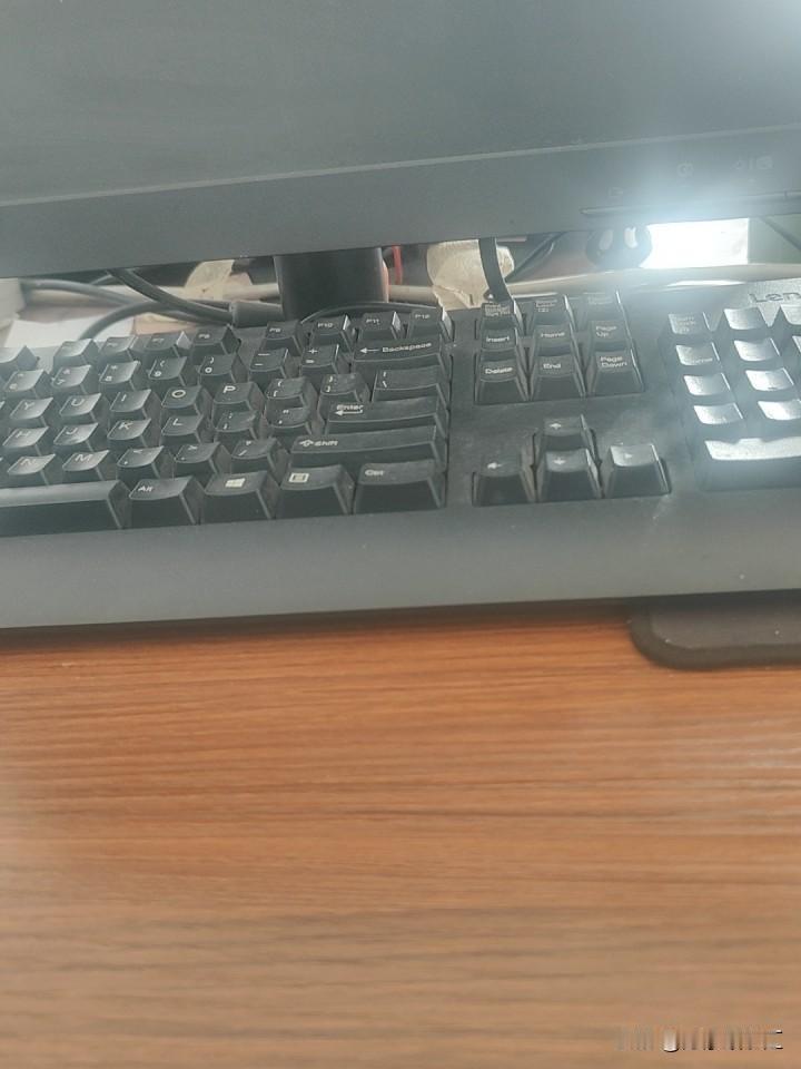 高一那年，我们数学老师四十多了，才怀上第一胎，全校老师都知道，平时走路都小心翼翼