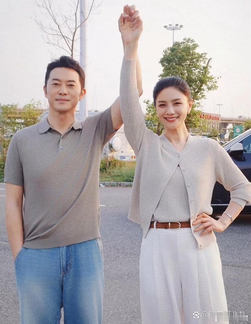 沙溢夫妇甜蜜同框，岁月尽显温柔，相伴多年恩爱依旧，状态清爽年轻，氛围感十足。