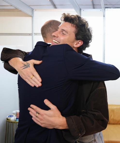 梅根指责威廉王子不喜欢拥抱，不，他只是不想拥抱你。威廉王子在巴西里约热内卢与加