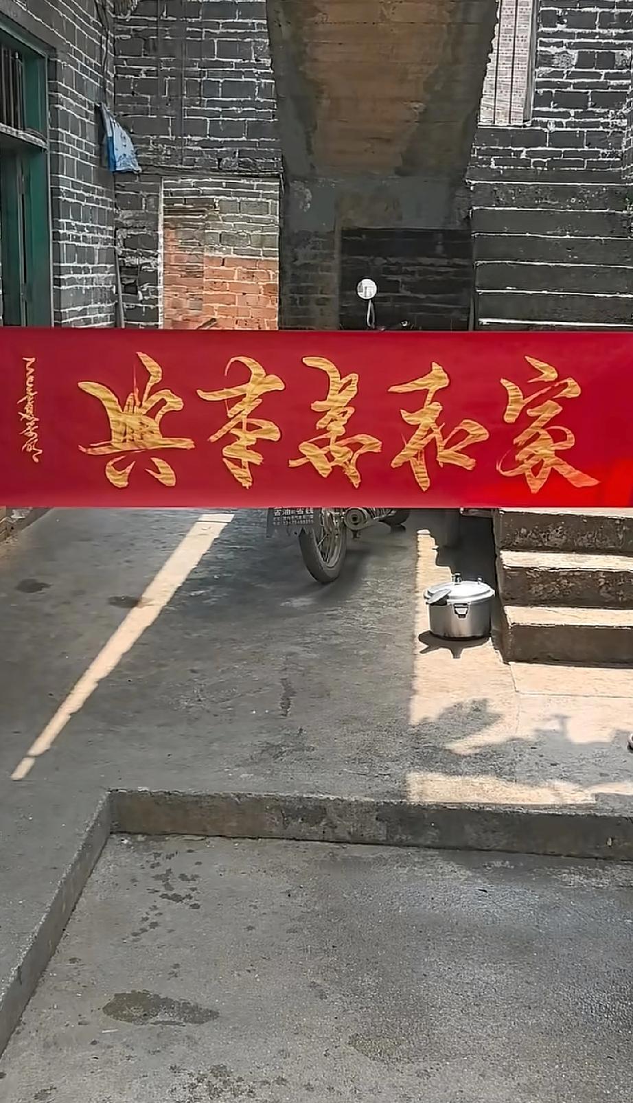 李明同学的书法之路是不“正”的，他的字属于自由体，如果不经过长期的规范的训练，写