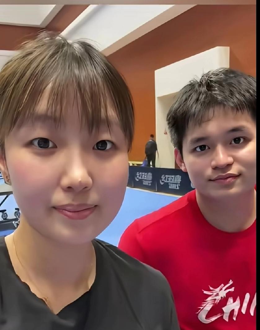 乒乓赛场亮点！林诗栋同框这位漂亮乒乓选手，你认识吗？林诗栋有着灵动的大眼睛