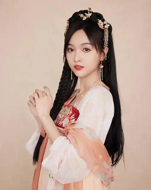 汉服只有东亚人穿才好看，别说白人黑人，就连东南亚人穿上去都不伦不类，比如血统相对