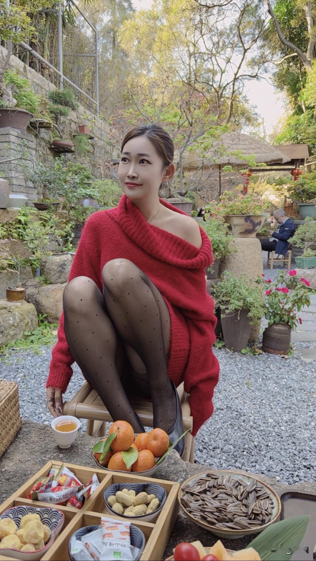 但漂亮是一时红利，岁月会带走胶原蛋白，妆容也会过时。而气质是一辈子的底气，它藏在