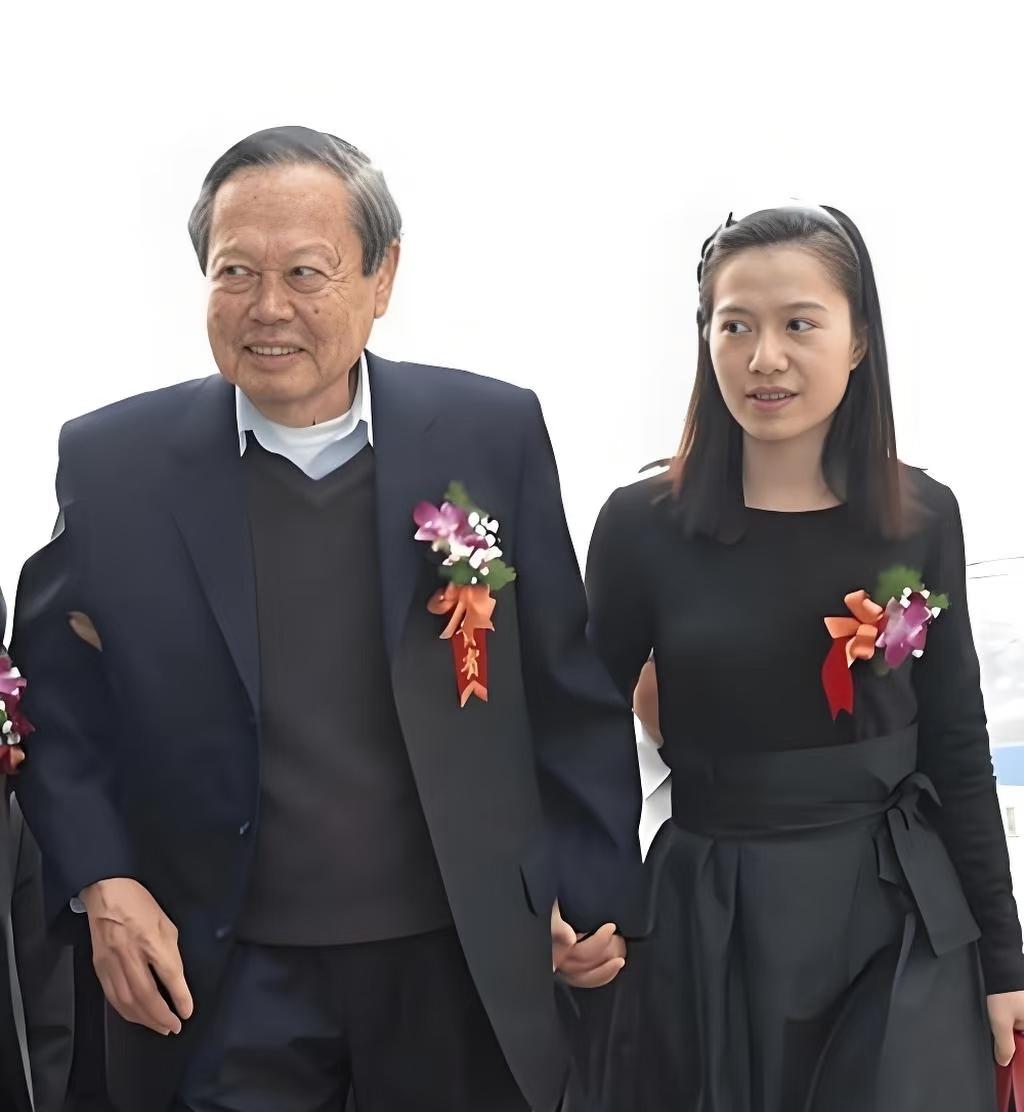 杨振宁口中提到的“上帝给我最后的礼物”，说的就是翁帆[玫瑰]“君生我未生，我生