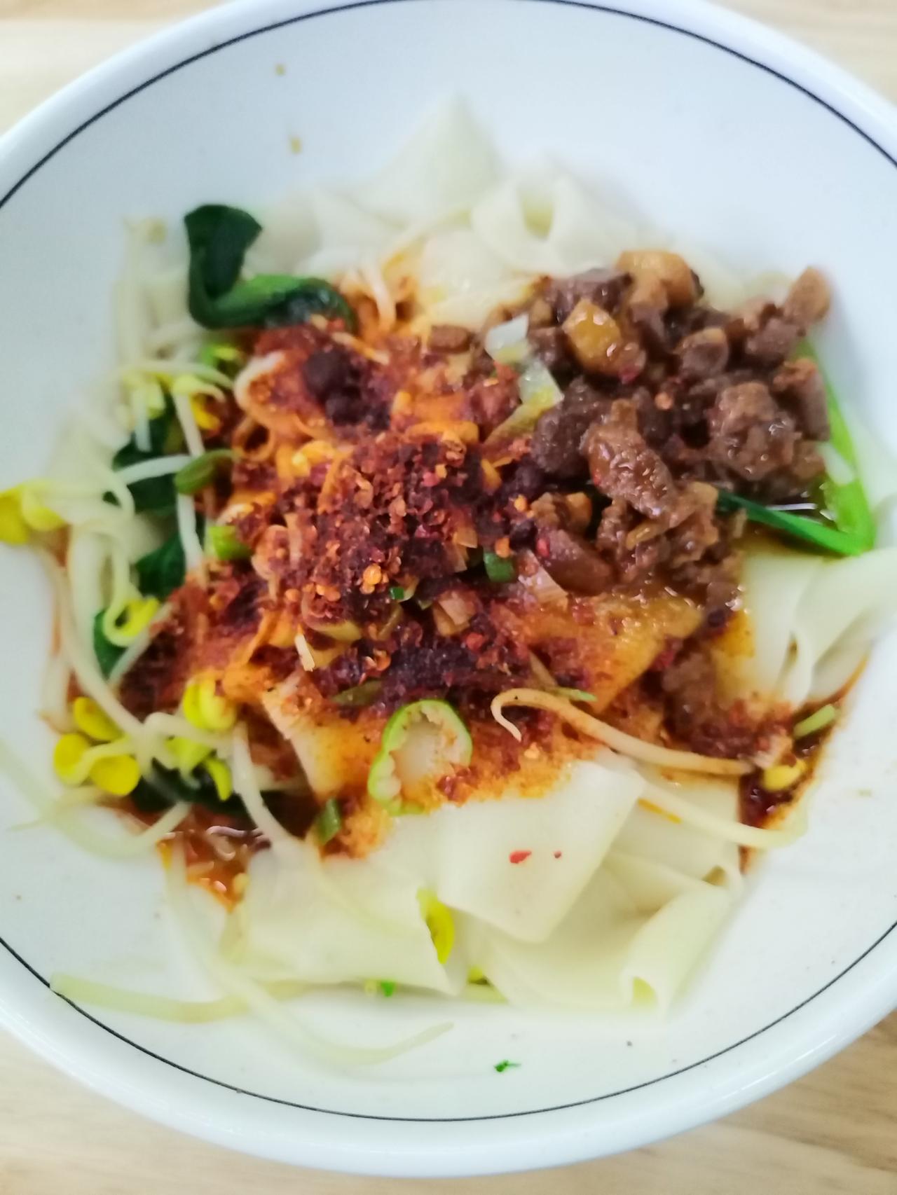 我严重怀疑那些说西安面碗大面少、二十元吃不饱的视频都是故意来黑西安的，我在外边吃