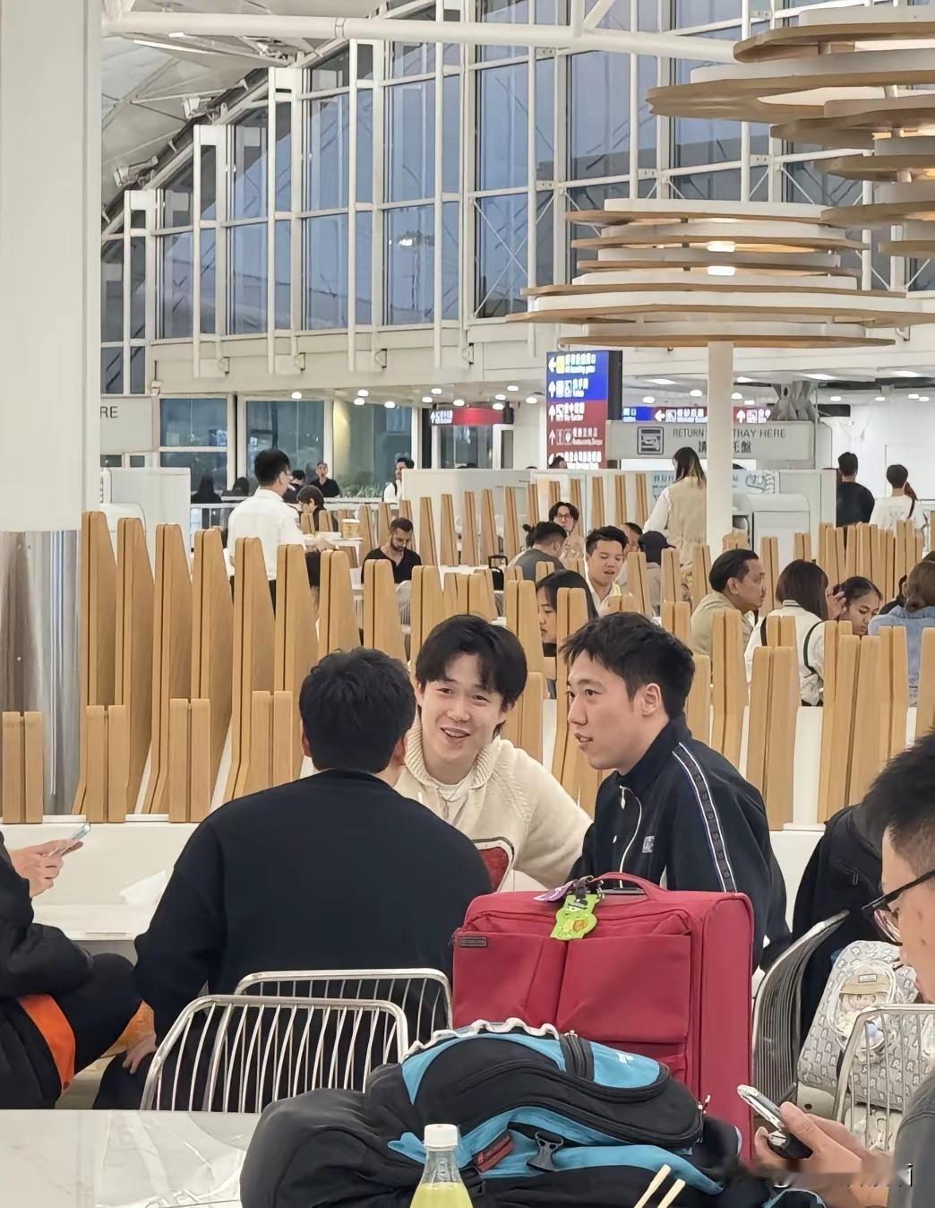 香港转机时，头哥在确认莎莎没有一个人乱跑，和国乒大部队在一起后，和队友们玩起牌来