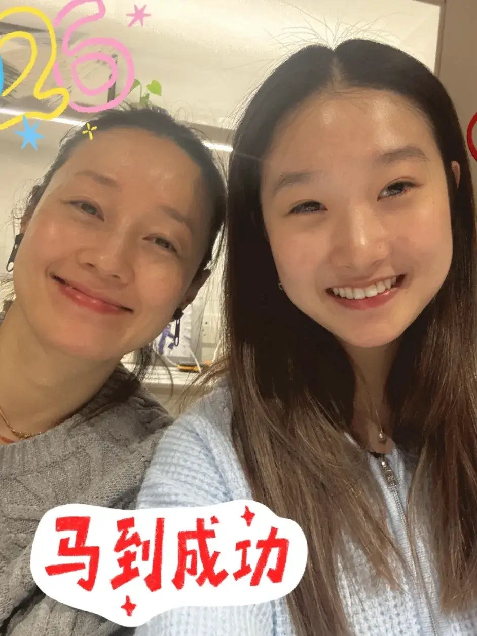 马伊琍母女三人跨年，大女儿爱马和妈妈素颜自拍，颜值好高好漂亮！