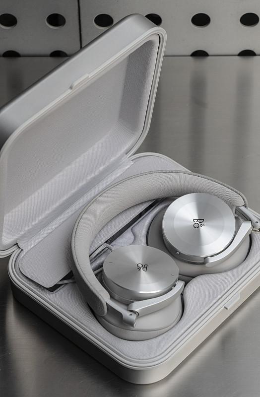 这绝对是耳机界的一代名镜，HiFiMAN大天鹅耳机，俗称大天鹅二代玩了十年Hi
