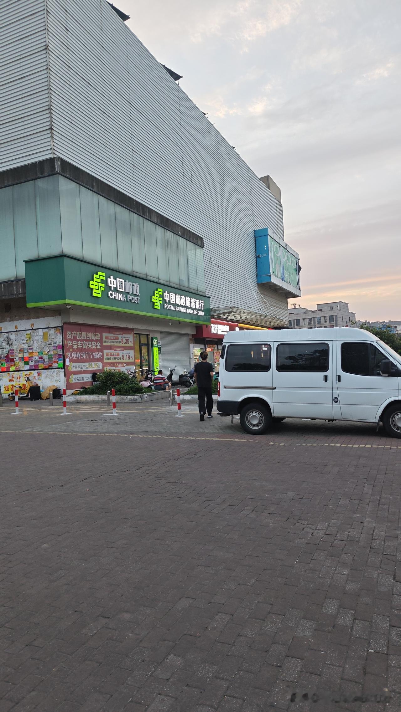 一个普通的午后，伯通从浙江义乌搭乘高铁赶往南京，此行目的地是江宁殷巷站街露天劳务