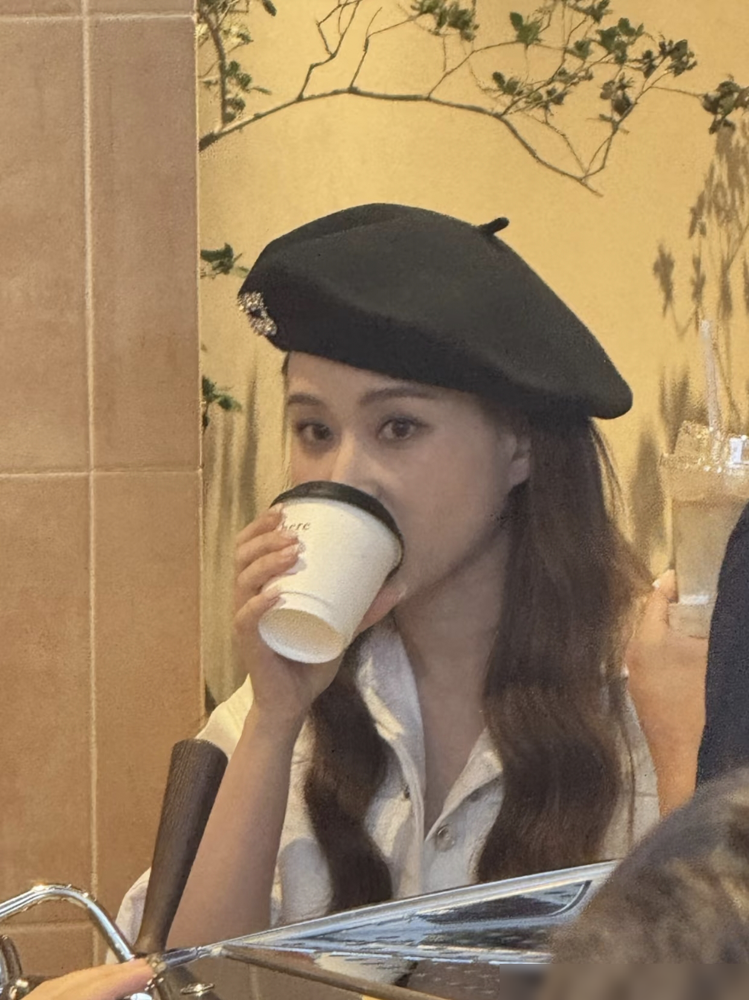 我女儿比李嘉欣漂亮一百倍！何超莲在上海咖啡店被人撞见，真人娇小纤瘦，直接掀开了赌王家的基因底牌。她虽