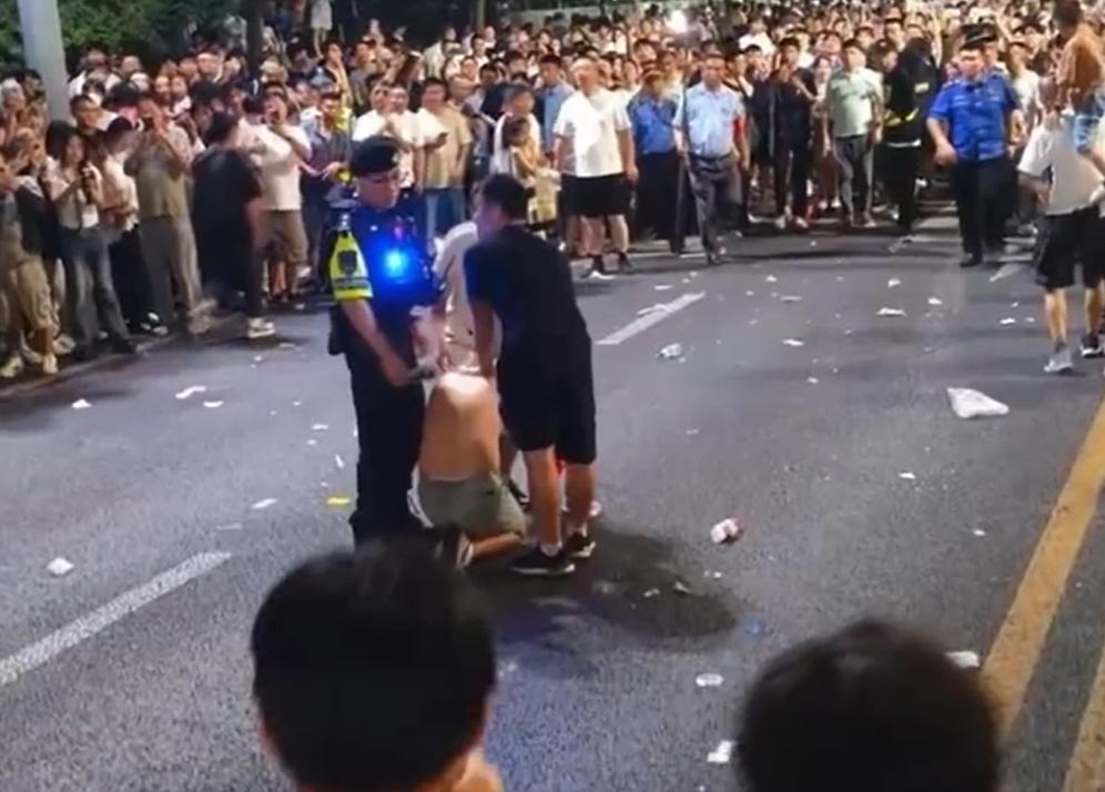 10月1日，江西省南昌市红谷滩世贸路烟花表演结束后，有传言称世贸路上有一光膀子男
