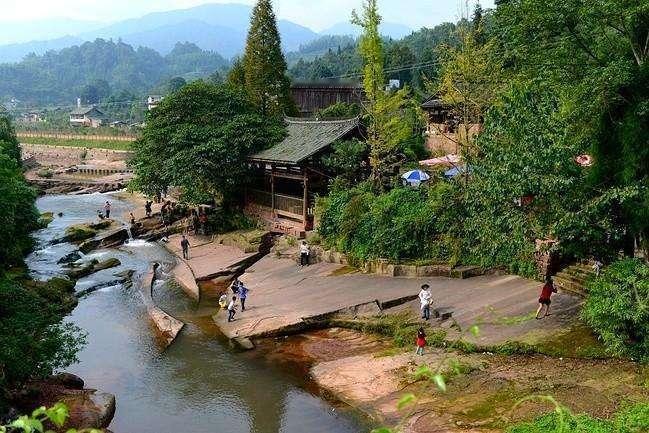 四川雅安的上里古镇，依山傍水，田园小丘，木屋为舍，浓浓明清风格的吊脚楼式建筑