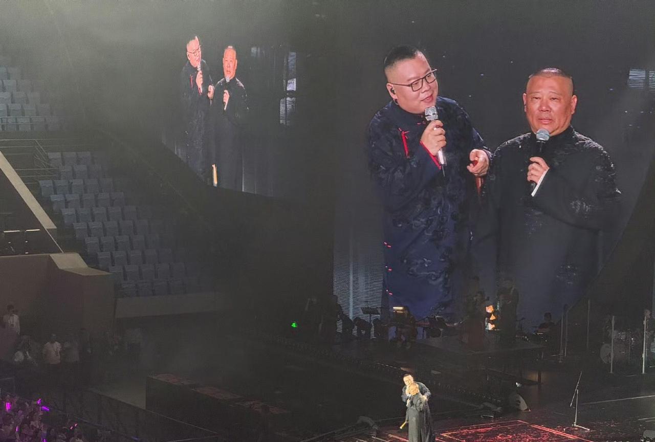 岳云鹏演唱会太炸裂了！不仅有黄晓明和陈梦世纪同框，还有郭德纲站台助阵，最牛的是