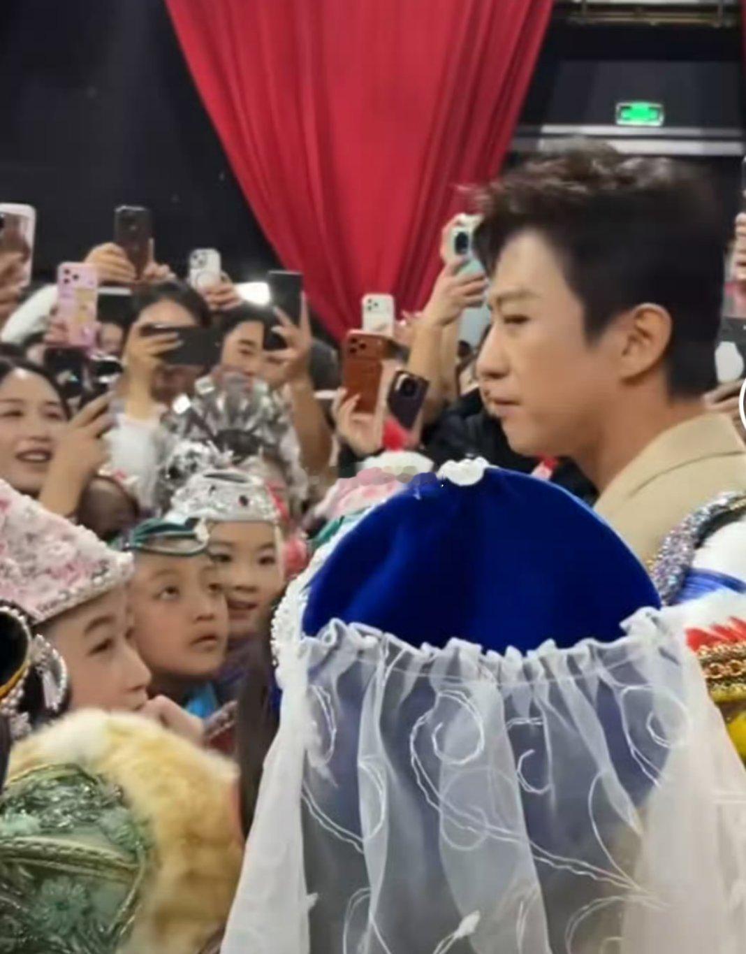 2026年春晚后台大部分工作人员依旧用苹果手机，而且有最新的iPhone17P