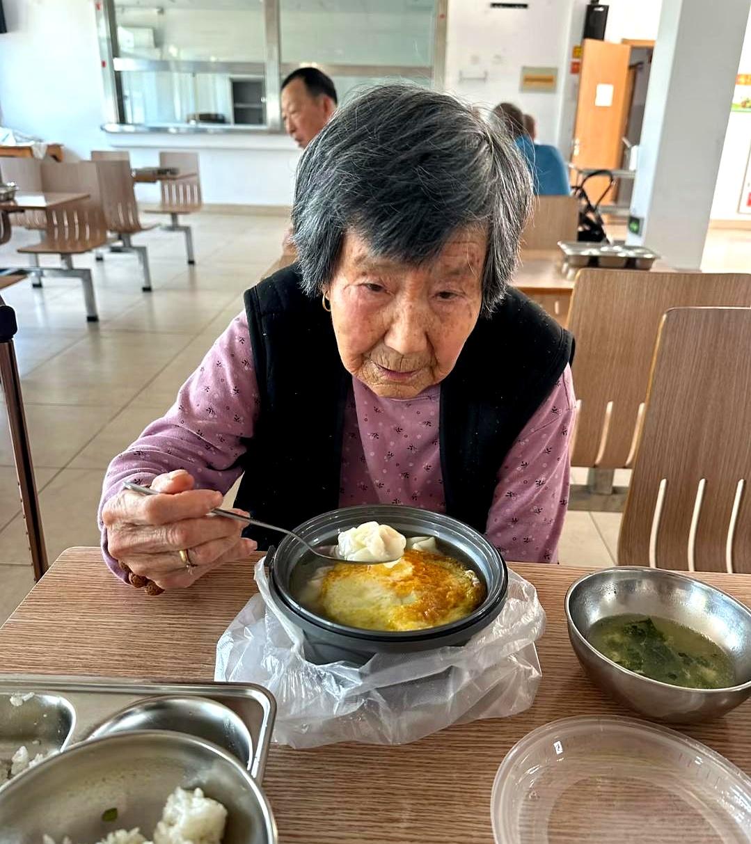 72岁，卡里躺着108万，三个孩子昨天齐刷刷出现在养老院。老大张口就问钱怎么安