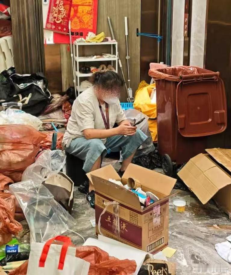 堆垃圾上海的一个独居老人，住在3600多万的豪宅里，但是天天拾荒。垃圾堆满家中，