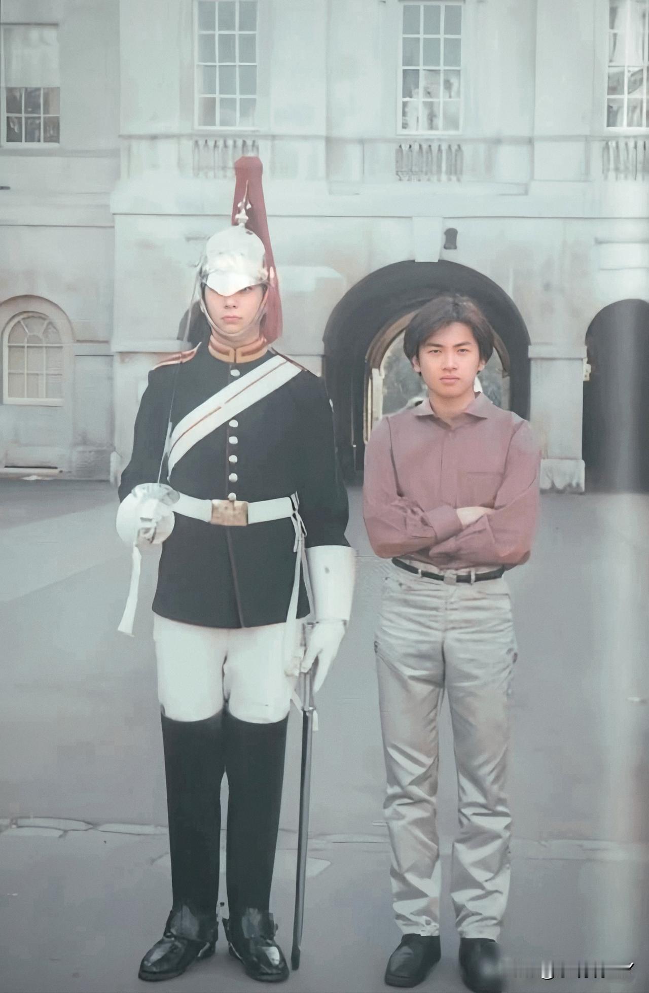 这是苏有朋在英国留学期间的一张老照片，拍摄于1995年。彼时苏有朋22岁，帅的不