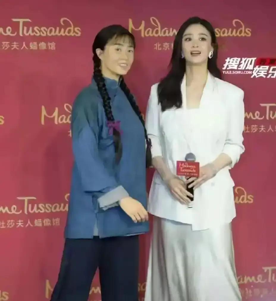 蜡像比真人黑三个色号，蒋欣站旁边像开了美颜她把手机递给助理，让拍一张和蜡像