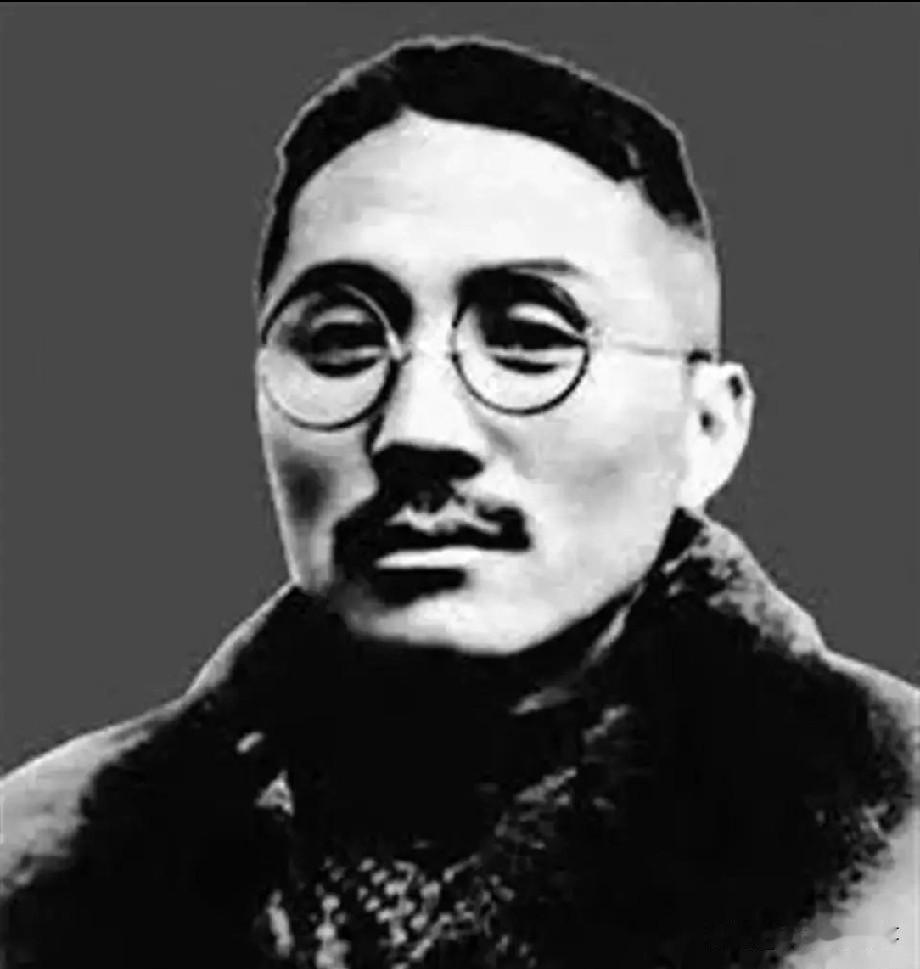 我每次看到这段，都觉得后背发凉。一个男人，在和一个女人欢愉之后，贴着耳朵问：你