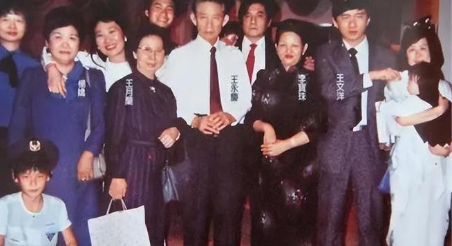 2008年，富商王永庆离世，子女在清点遗产的时候，意外发现父亲在瑞士银行有400