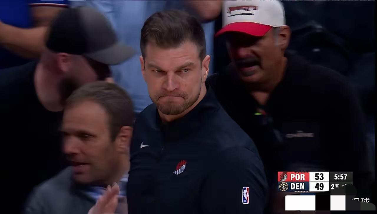 欺人太甚！斯普利特雪藏杨瀚森，偶像约基奇的拥抱成唯一安慰开拓者主帅斯普利特真