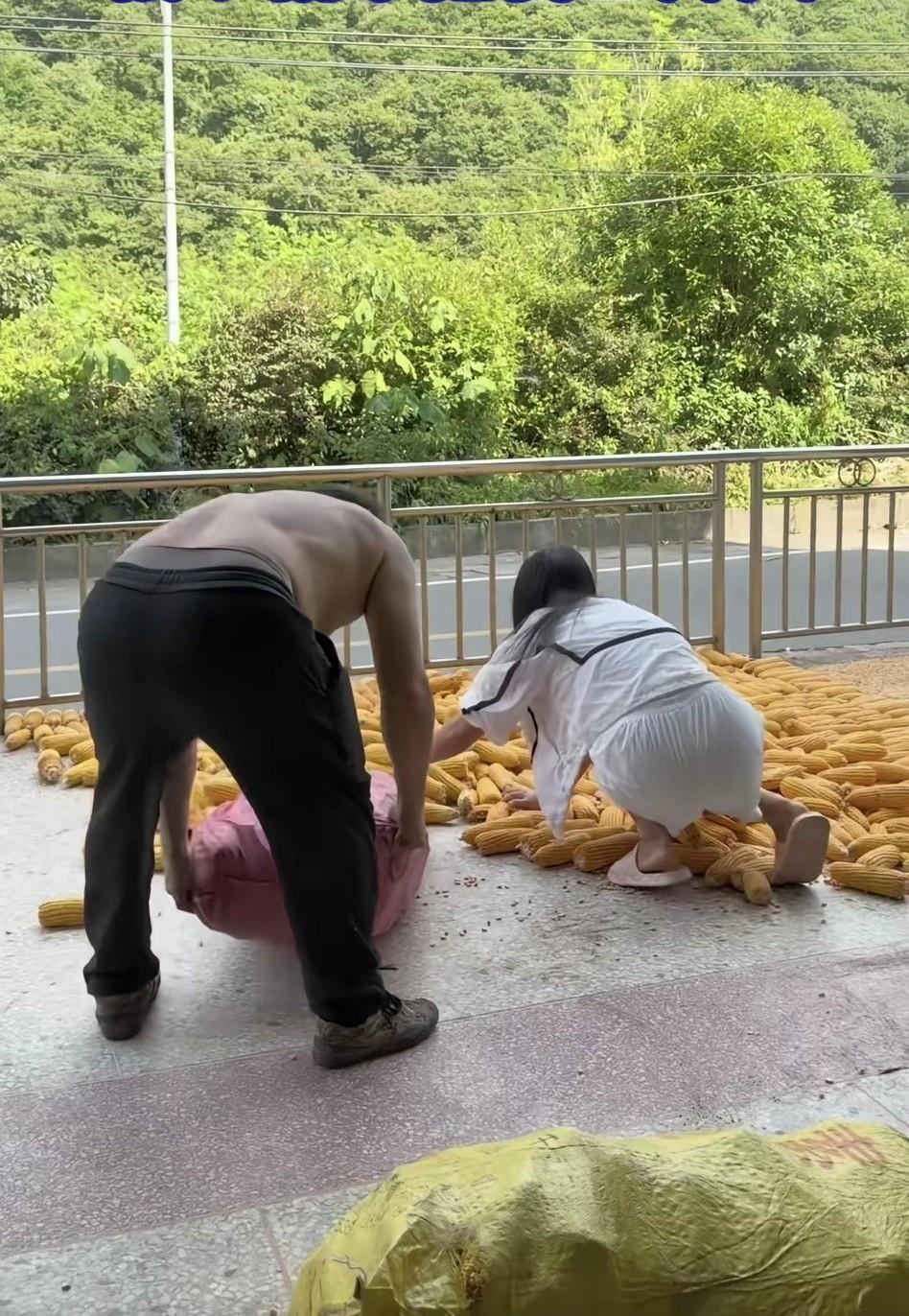 立秋了，外面的天气更是异常的炽热！父亲在家里经常是光着膀子，这让刚回家不久的媳妇