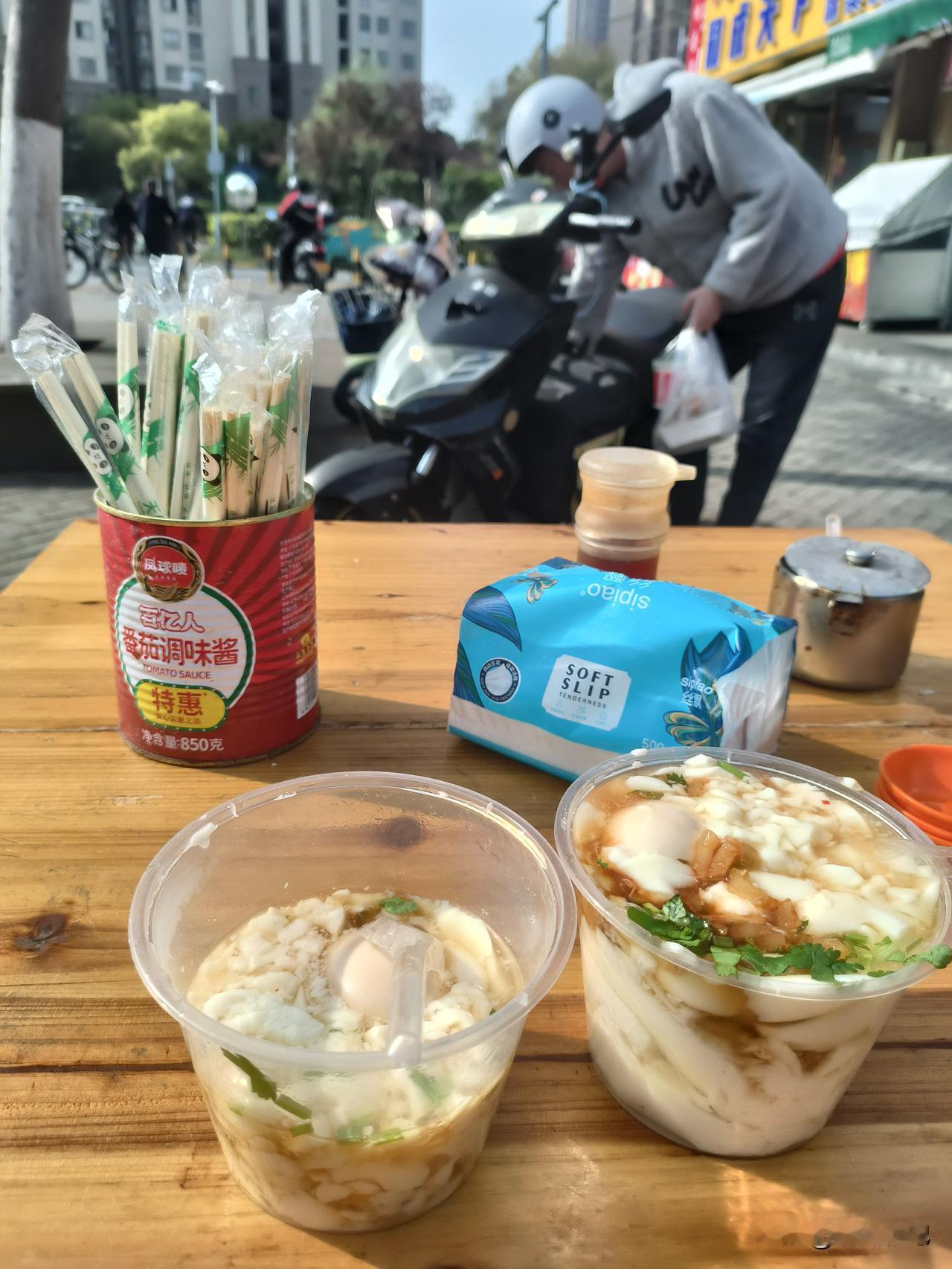 两碗豆腐脑，两个鸡蛋，就是今天的减肥早餐了。还有就是回家要吃个煮土豆，这样饮食搭