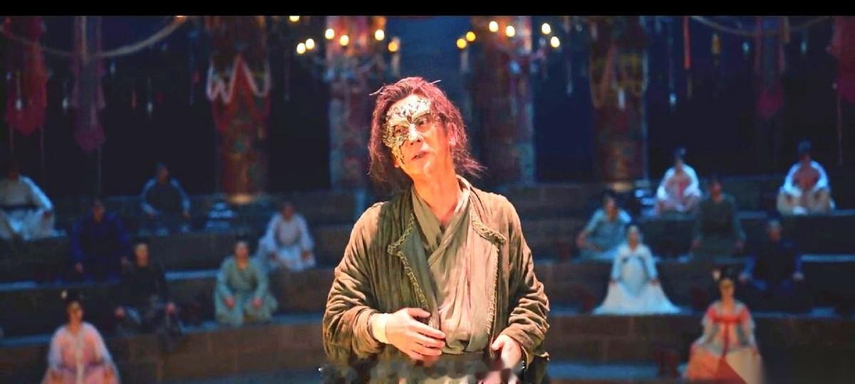 整整四十年。他装疯卖傻，扮成一个爱吃鸡、爱喝酒的邋遢老头，整整四十年。我一直