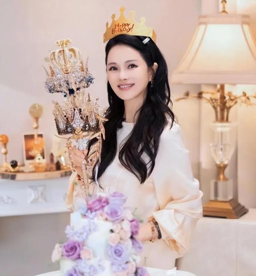 58岁的伊能静，在生日这一天活成了令人羡慕的模样。丈夫秦昊将她宠成少女，精心准备