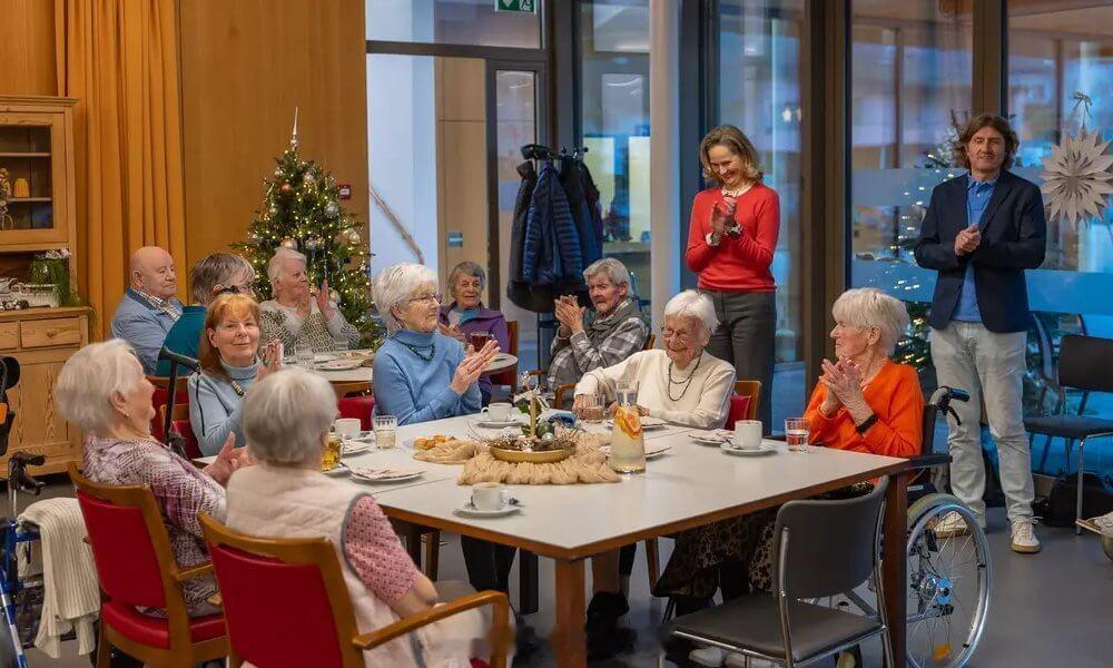 12.15列支敦士登王储妃苏菲对老人院进行圣诞探访，一年一度，就送个盆栽啊？