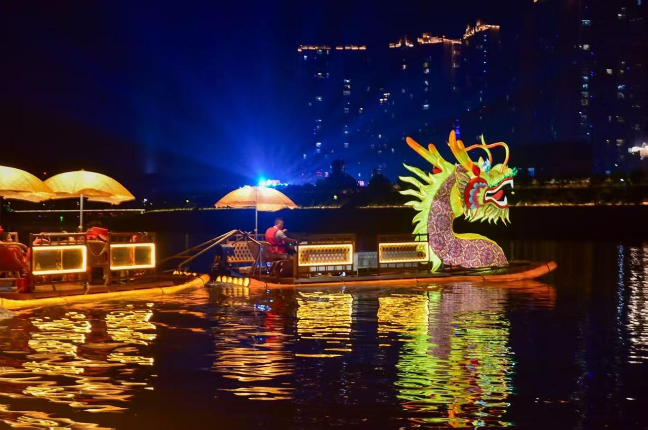 投资几十亿的冷城，从没人，到如今的夜游顶流！✨大庸古城夜景攻略！📍张家界永