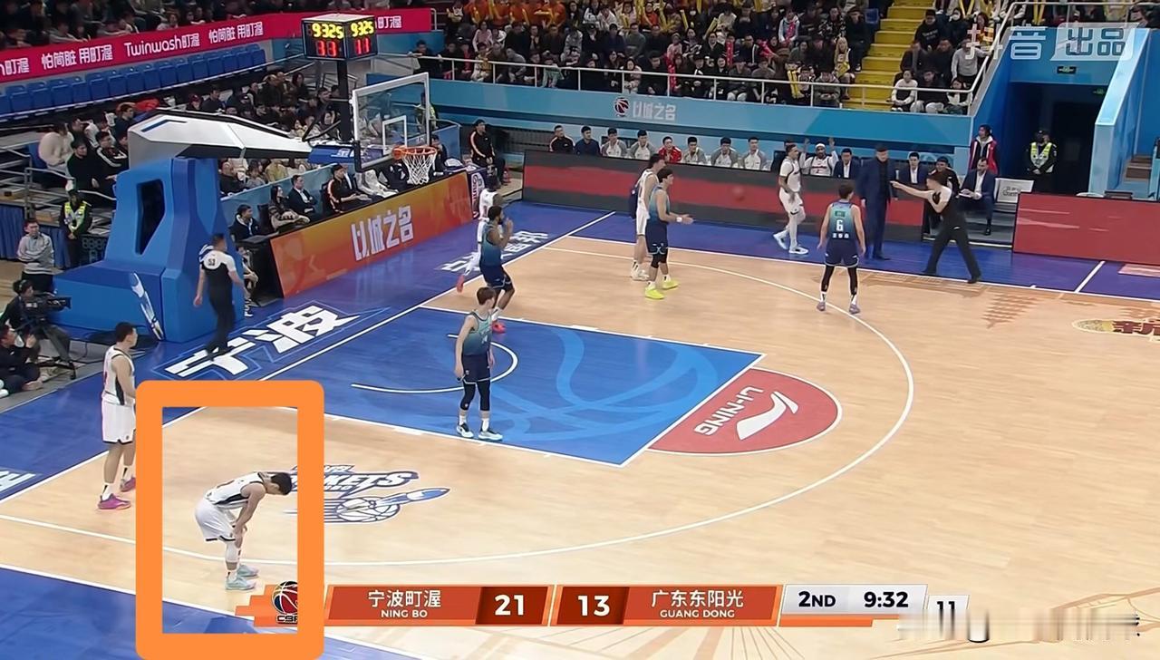 广东东阳光巨星徐杰真是太让人心疼了！在今天广东东阳光客场挑战宁波町渥的比赛中，当