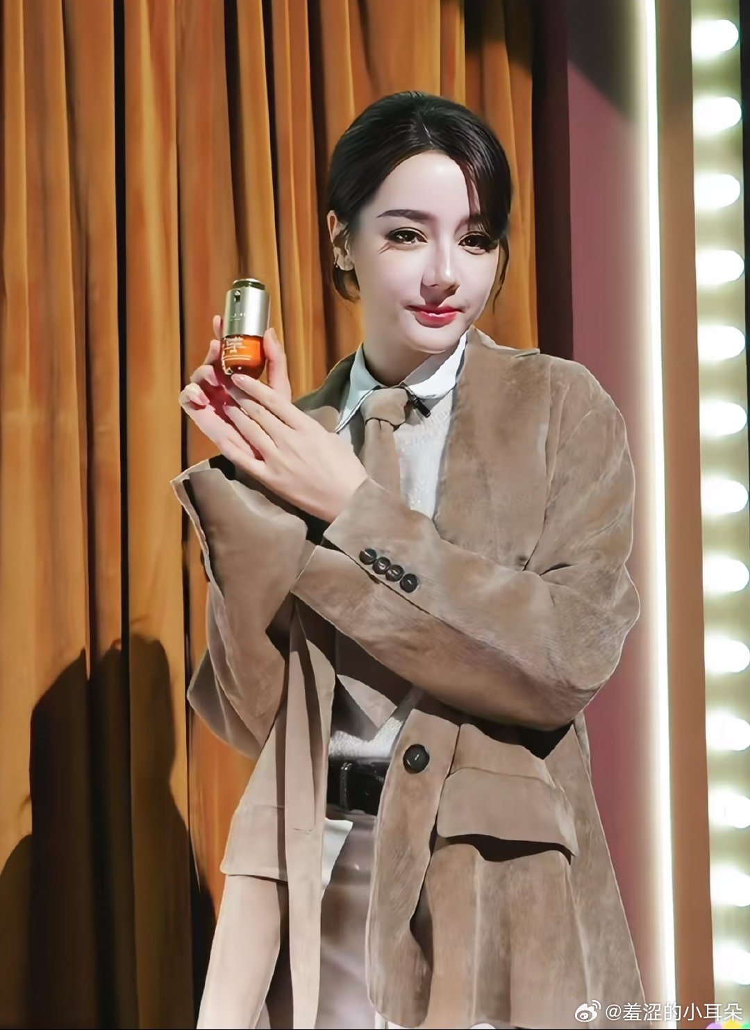 8粉这几天秒天秒地的几个平台到处吹大美女，热巴就以美妆蛋这样的状态回馈粉丝，还特