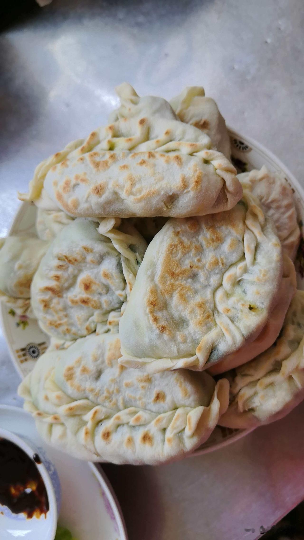 老祖宗说春食韭，一身暖，意思是春天吃韭菜，全身阳气足。妻子去了趟乡下，带回一捆