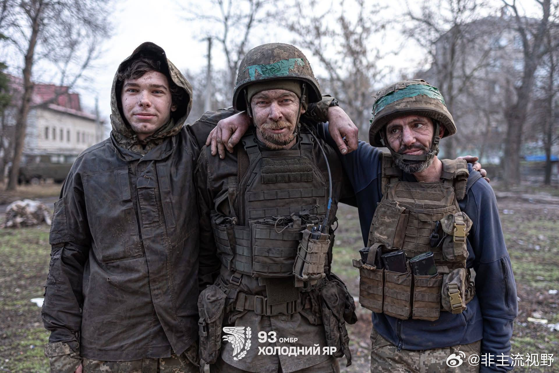 这是乌克兰武装部队第93旅的几个士兵，他们在乌克兰东部顿涅茨克的康斯坦丁尼夫卡战