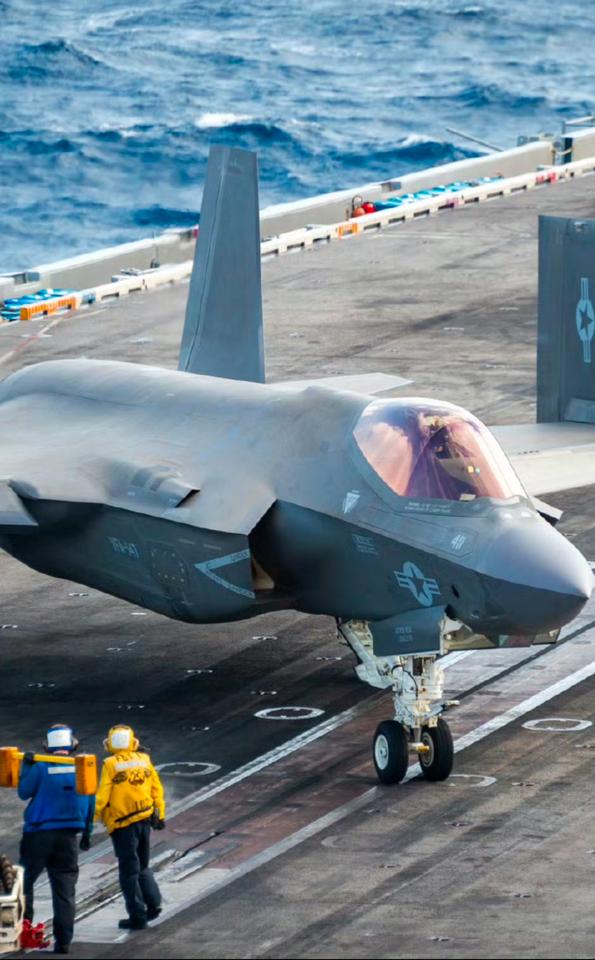 炸裂，胡塞锁定F35隐身战机，并发射导弹，美军战机凌空机动，以避免被击中。美