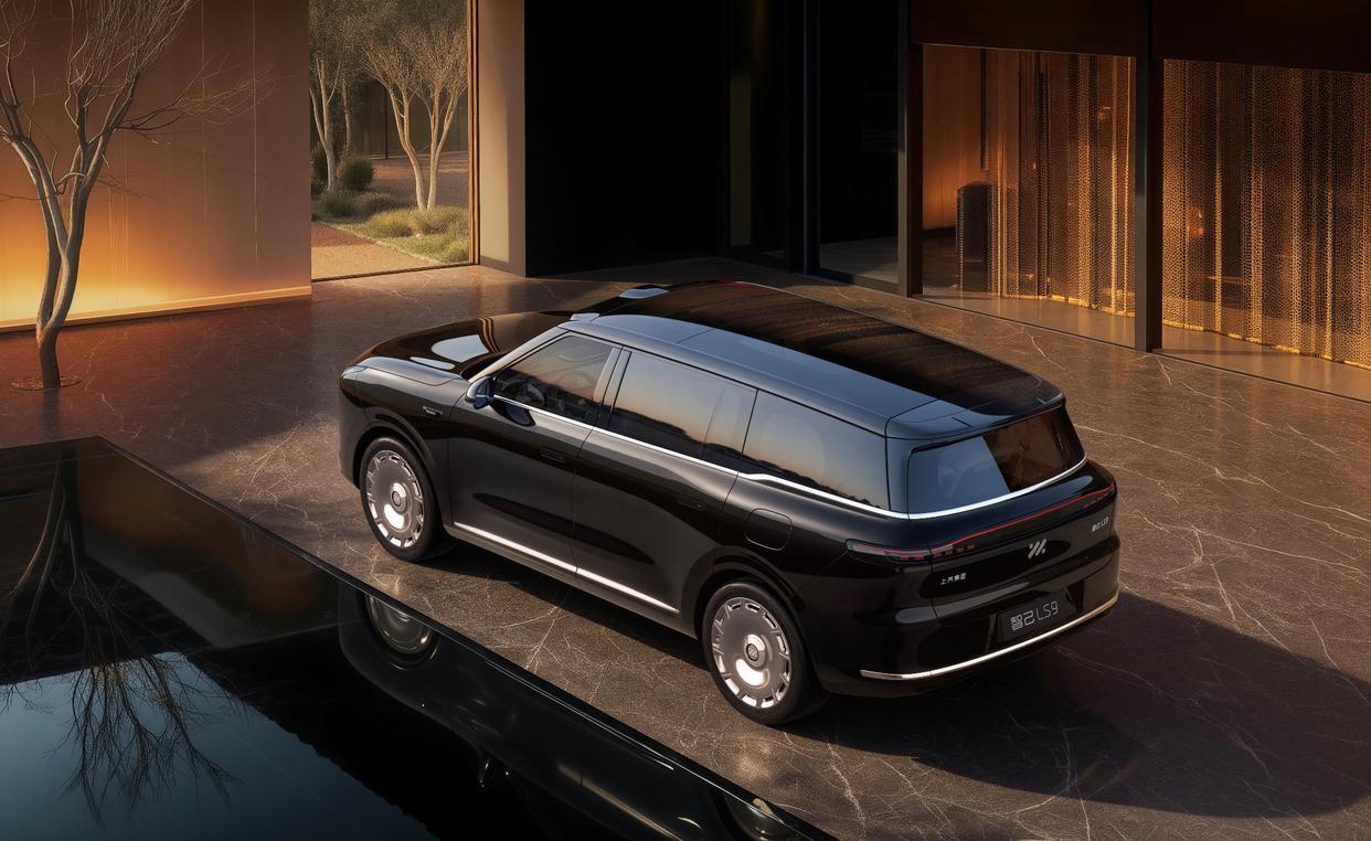 “技术核武”智己LS9在百花齐放的广州车展上，堪称同级别的显眼包，“全系标配百万