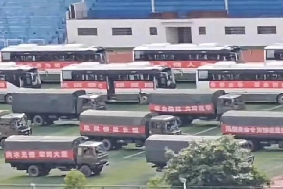 我敢说在中国无论何时何地。只要听到那句，解放军来了。大家都会莫名的泪奔，解