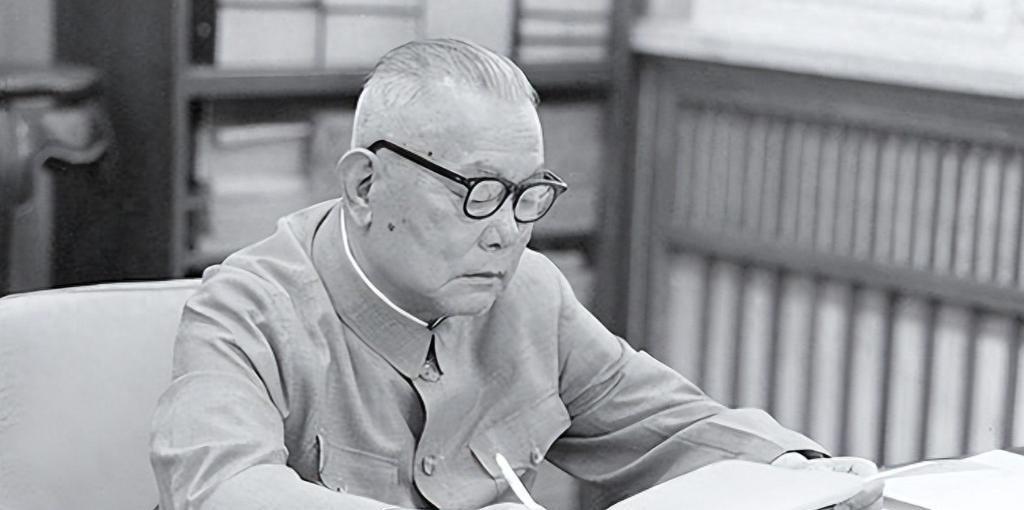 1949年，李先念邀请新四军曾叛变的郭仁泰共进晚餐，郭仁泰却当面举报称有重要事情