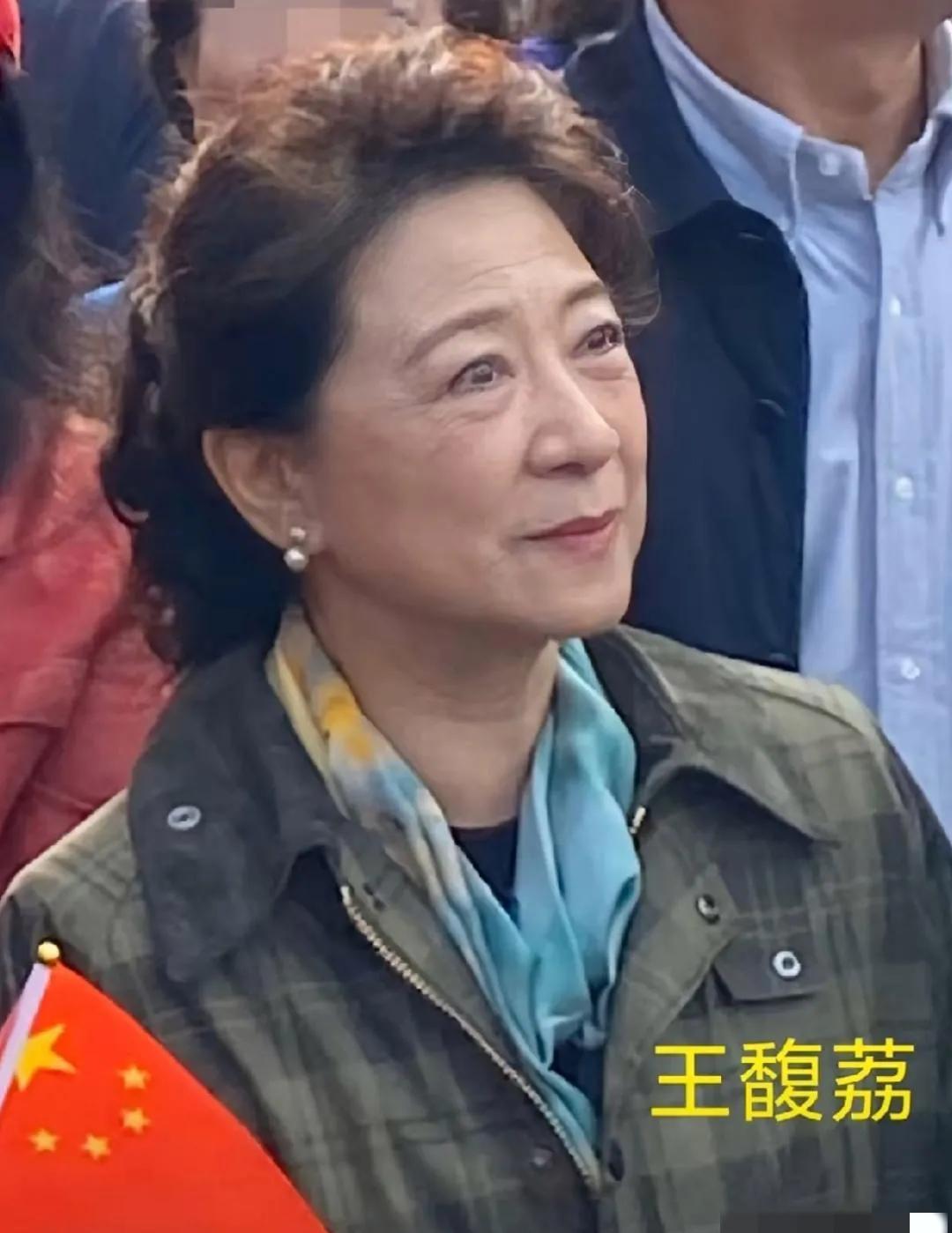 74岁王馥荔亮相，头发还密，妆容不垮，脖子上的纹路是岁月亲手签的名。眼尾的褶子