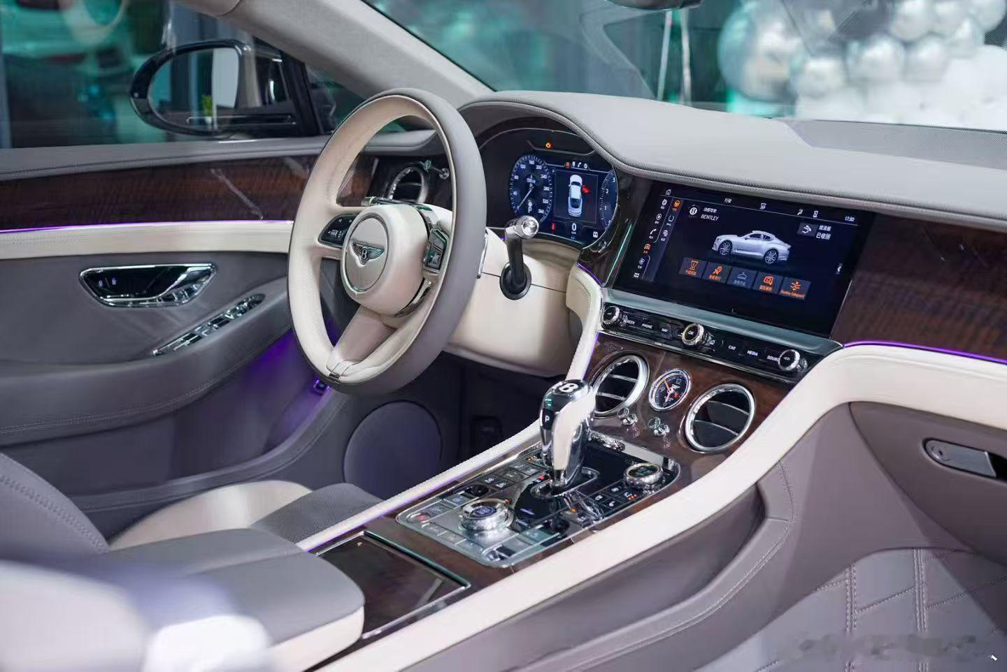 宾利欧陆GT V8 S，2024年1月上牌，5000公里，全车车衣，寒武岩灰 内