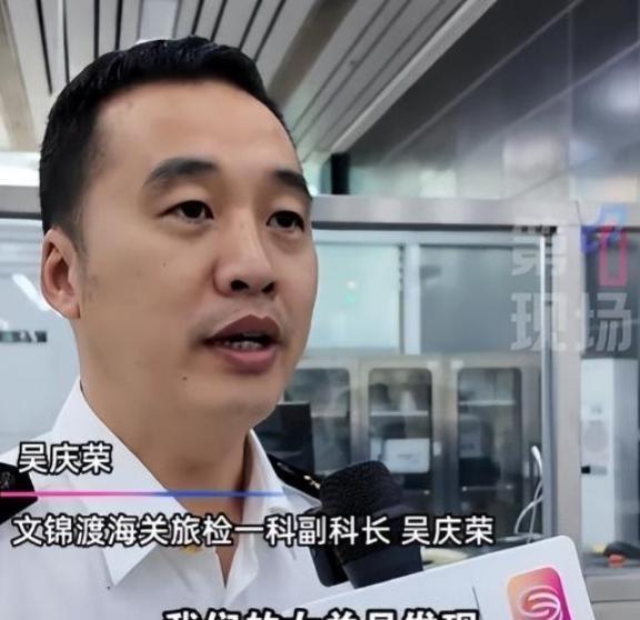 反华势力入侵？我国海关截查两名女子，掀开裙子一看，好家伙，大腿上密密麻麻缠满了活