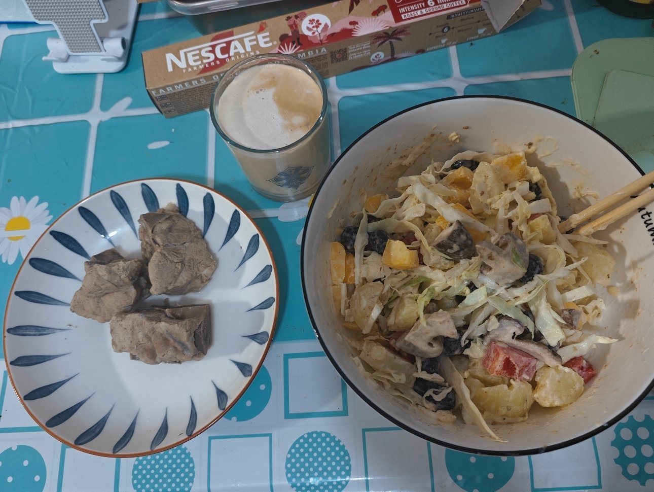 秀一下自制减脂餐：三块低脂汤骨红黄彩椒、香菇、蓝莓、土豆、球甘蓝沙拉拿铁咖啡（蓝