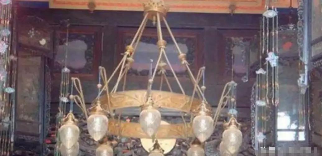 1888年，李鸿章icon花6000两白银，买来1套供电设备，打算给慈禧icon