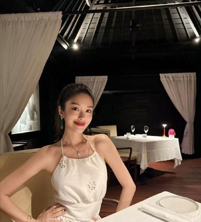 这才是，今天娱乐圈最大的瓜顶流女明星生下女儿，开心官宣了。9月20日，杨采钰